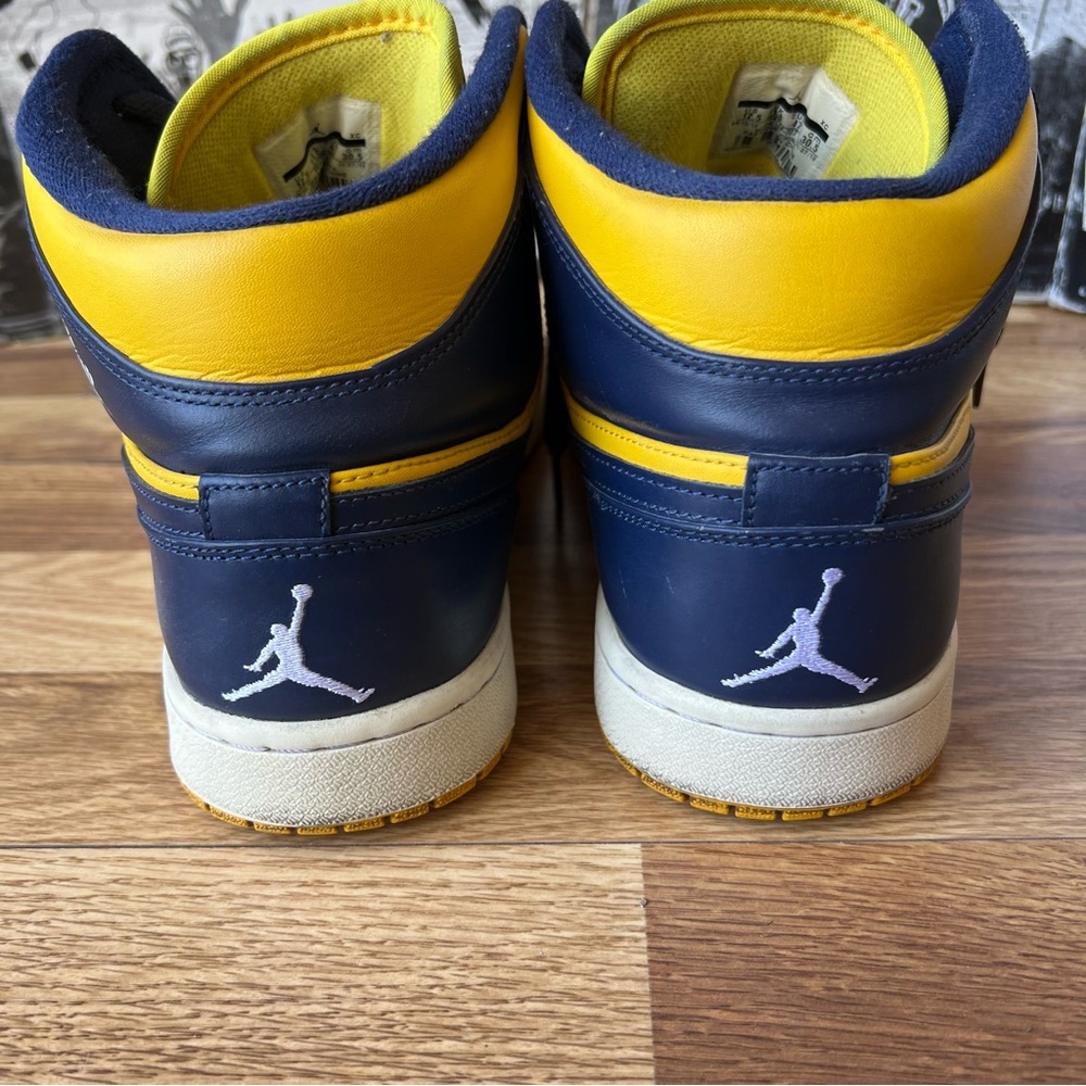 2012 AirJordan 1 Mid Michigan sneakers 554724-707 - Picture 10 of 13